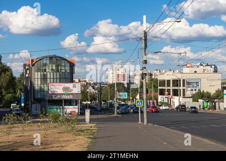 Chisinau, Moldau - 11. Juli 2022 Autos parken neben dem Bürgersteig auf einer Straße in der Hauptstadt - Konzept der Korruption. Stockfoto