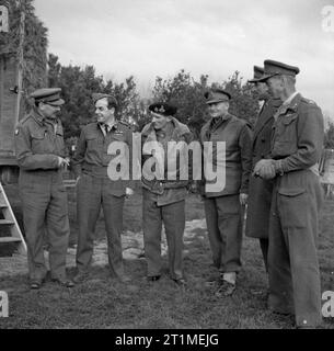 Die Kampagne in Italien, September - Dezember 1943 - die Alliierten voraus der Gustav Line-Persönlichkeiten General Sir Bernard Montgomery mit seinem älteren Offiziere zu achten Armee Hauptquartier in Vasto, kurz vor der Übergabe Kommando der 8. Armee, General Sir Oliver Leese und der Ausfahrt aus Italien für die Normandie Invasion in England vorzubereiten. Nach rechts: Major General F de Guingand, Air Vice Marshal H Broadhurst, General Montgomery, Allgemeine B Freyberg VC, Generalleutnant Allfrey und General Dempsey Links. Stockfoto