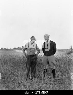 Die Kampagne in Nordafrika 1940-1943 - Persönlichkeiten General Dwight D. Eisenhower, Oberbefehlshaber der Alliierten Streitkräfte in Nordafrika, mit General Montgomery bei einem Besuch in taktische dessen Sitz. Stockfoto