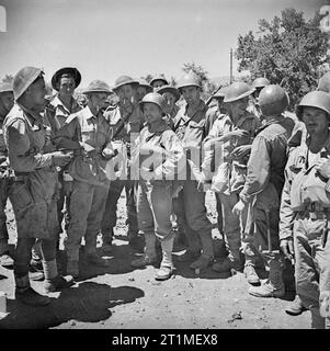 Die Kampagne in Sizilien 1943 die Fahrt nach Messina 10. Juli - 17. August 1943: Britische und Amerikanische Truppen treffen sich an einer Kreuzung außerhalb Randazzo. Randazzo war der letzte starke defensive Position der Achse Kräfte zur Verfügung. Nach seinem Sturz am 14. August, die Kampagne entwickelte sich zu einem inoffiziellen Rennen zwischen den Amerikanern und den Briten für Messina. Stockfoto