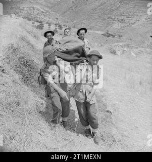 Die Kampagne in Sizilien 1943 die Fahrt nach Messina 10. Juli - 17. August 1943: Bahre Träger in einem verwundeten britischen Soldaten in der centuripe Bereich. Das schroffe Gelände im Norden Osten von Sizilien sehr geholfen, die der verteidigende Achse der Alliierten Kräfte voraus, vor allem rund um Centuripe, Regalbuto und Ragusa zu verzögern. Stockfoto