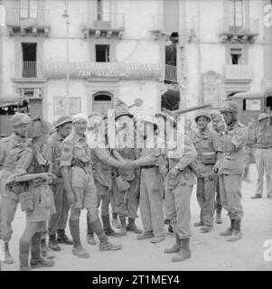 Die Kampagne in Sizilien 1943 die Fahrt nach Messina 10. Juli - 17. August 1943: britische und kanadische Truppen treffen auf dem Hauptplatz von Caltagirone nach Eingabe der Stadt von den gegenüberliegenden Seiten. Die Kanadier auch starke Widerstände bei ihrem Vormarsch in Richtung Norden. Stockfoto