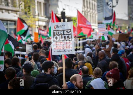 London, England, Großbritannien. 14. Oktober 2023.Tausende von Menschen marschieren durch das Zentrum Londons und rufen nach einem freien Palästina ( (Bild: © Horst Friedrichs ) Credit: horst friedrichs/Alamy Live News Stockfoto