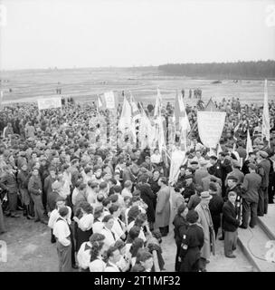 Der erste Jahrestag der Befreiung der Konzentrationslager Bergen Belsen, April 1946 Teil der Menge an der Enthüllung eines Gedenkstein an der Stelle der Konzentrationslager Bergen-Belsen für alle, die getötet wurden und im Lager und in Massengräbern verscharrt gedenken. Die Gedenkstätte errichtet wurde unter der Schirmherrschaft des Zentralrates für die britische Besatzungszone. Stockfoto