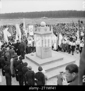 Der erste Jahrestag der Befreiung der Konzentrationslager Bergen Belsen, April 1946 Die Enthüllung der Jüdischen Gedenkstein in Belsen. Die Inschrift lautet "Erde das Blut nicht auf Dich 'Schuppen verbergen. Die Gedenkstätte errichtet wurde unter der Schirmherrschaft des Zentralrates für die britische Besatzungszone. Stockfoto