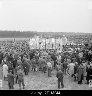 Der erste Jahrestag der Befreiung der Konzentrationslager Bergen Belsen, April 1946 Die Enthüllung der Jüdischen Gedenkstein in Belsen. Die Inschrift lautet "Erde das Blut nicht auf Dich 'Schuppen verbergen. Die Gedenkstätte errichtet wurde unter der Schirmherrschaft des Zentralrates für die britische Besatzungszone. Stockfoto