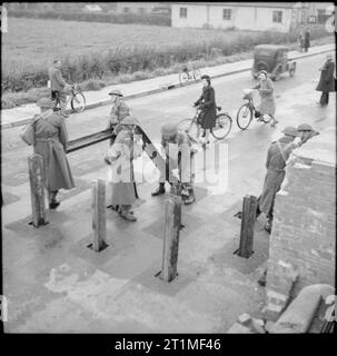 Der Home Guard 1939-45 Home Guard Soldaten in York bereiten eine Straßensperre durch Einfügen von metallrosten in pre-gruben Löcher in der Straße, 2. November 1941. Stockfoto