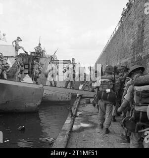 Die Invasion von Italien September 1943 Truppen aus 51St Highland Division boarding Landing Craft bei Catania, 2. September 1943. Stockfoto