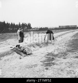 Der erste Jahrestag der Befreiung der Konzentrationslager Bergen Belsen, April 1946 Zwei ehemalige weibliche Häftlinge weint über eines der massengräber. Stockfoto