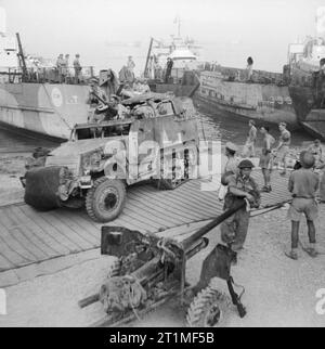 Die Invasion von Italien September 1943 1/2-poligen und 6-pdr Anti-tank Gun an Land kommen von Landing Craft in Reggio, den 3. September 1943. Stockfoto