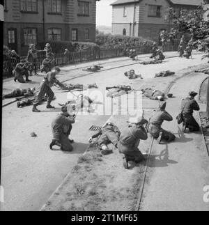 Der Home Guard 1939-45 Home Guard Soldaten (Vordergrund) Schlacht 'feindliche Fallschirmjäger' während einer Übung in den Straßen einer Bergbaustadt in Northern Command, 3 August 1941. Stockfoto