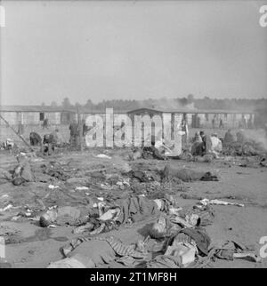 Die Befreiung der Konzentrationslager Bergen Belsen, April 1945 Lagerinsassen spülpumpe unter den Müll und tote Körper im Lager. Stockfoto