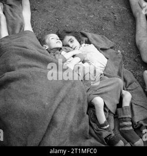 Die Befreiung der Konzentrationslager Bergen Belsen, April 1945 Die Körper von zwei tote Kinder Beerdigung warten Stockfoto