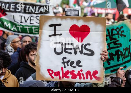 London, England, Großbritannien. 14. Oktober 2023.Tausende von Menschen marschieren durch das Zentrum Londons und rufen nach einem freien Palästina ( (Bild: © Horst Friedrichs ) Credit: horst friedrichs/Alamy Live News Stockfoto