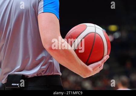 Mailand, Italien. Oktober 2023. Schiedsrichter während der EA7 Emporio Armani Milano vs UNAHOTELS Reggio Emilia, Italian Basketball Series A Match in Mailand, Italien, 14. Oktober 2023 Credit: Independent Photo Agency/Alamy Live News Stockfoto