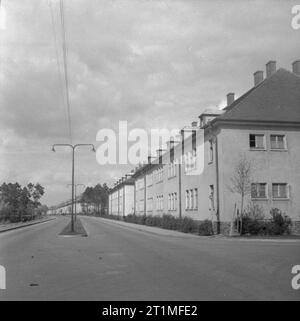 Die Befreiung der Konzentrationslager Bergen Belsen, April 1945 Die Straße, die zum Krankenhaus in Lager Nr. 2, die von britischen Krankenwagen Insassen der Evakuierung aus dem Krankheit geritten und überfüllten Lager Nr. 1 bei Belsen verwendet. Die deutsche Wehrmacht Kasernen und militärische Krankenhaus bei Hohne wurden beschlagnahmt zu erstellen Lager Nr. 2. Deutsches medizinisches Personal wurden einberufen, um die Patienten zu kümmern, als sie ankamen. Stockfoto