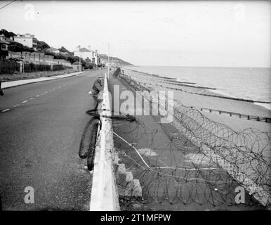 Invasion Verteidigung in das Vereinigte Königreich Concertina wire Verteidigung am Meer entlang in Sandgate, in der Nähe von Folkestone, Kent, 10. Juli 1940. Stockfoto