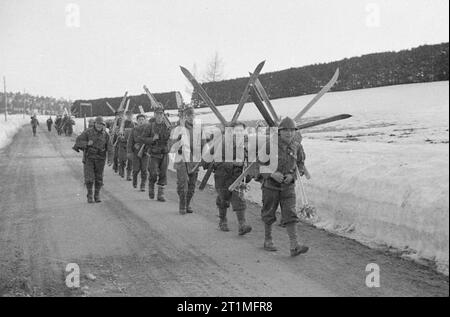 Die norwegische Kampagne, 1940 Französische "chasseurs Alpins" tragen Sie Ihre Skier auf dem März in Norwegen, Mai 1940. Stockfoto