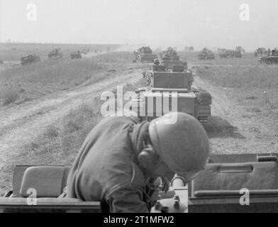 Die polnische Armee in der Normandie Kampagne 1944 Spalte von Cromwell Panzer des 10 montiert Gewehre Regiment (1. Polnische gepanzerte Division) in Richtung feindliche Stellungen in der Schlacht von Falaise Pocket. Stockfoto