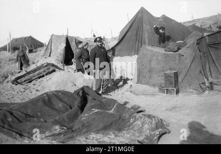 Invasion der Insel Walcheren [Westkapelle] Die Besetzung der Insel Walcheren geht schnell. Flushing ist in den Händen der britischen Truppen und ein aufspleissen im Westen sind in der Nähe der Marine Kommandos aus den Westkapelle Brückenkopf (wo diese Bilder aufgenommen wurden). Dieses Bild zeigt die naval Besatzung eines Landing Craft Tank (LCT) In der Arbeit errichten Zelte und Unterstände, nachdem ihr Schiff Schiffbruch erlitten hatte. Stockfoto