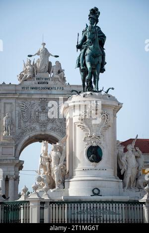 Reiterstatue von Joseph I. (König von Portugal 1750–1777) in der Praca do Comercio, Commerce Plaza. Die 14 m hohe Statue in der Mitte des plaza blickt auf den Fluss Tejo im Zentrum von Lissabon. Hinter der Statue befindet sich der Rua Augusta Arch, der zum Gedenken an den Wiederaufbau der Stadt nach dem Erdbeben von 1755 erbaut wurde. Stockfoto