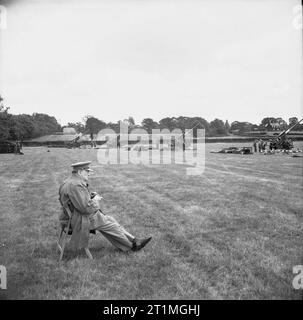 Winston Churchill als Premierminister 1940-1945 Home Front 1940 - 1945: Churchill visits Fliegerabwehr die Abwehrkräfte. Der Premierminister wird von einer Batterie von AA guns, in der Hoffnung, sie engagieren eine fliegende Bombe sitzt. Stockfoto