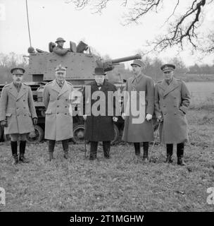 Winston Churchill als Premierminister 1940-1945 der Premierminister war Zeuge einer Panzerdemonstration, bei der ihm die Fähigkeiten verschiedener gepanzerter Kampffahrzeuge über dem rauen Land in der Nähe von Frensham, Surrey, gezeigt wurden. Mit ihm waren General W?adys?aw Sikorski, der Premierminister der polnischen Exilregierung und der C-in-C der polnischen Streitkräfte, und General Charles de Gaulle, der C-in-C der Freien französischen Streitkräfte. Die 2. Panzerbrigade; 11. Königliche Pferdeartillerie; 76. Panzerabwehrregiment, königliche Artillerie; 10. Husaren; 9. Lanzen; Queen's Bay, Royal Horse Artillery; 1. Bataillon, Rif Stockfoto