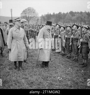 Winston Churchill im Zweiten Weltkrieg Winston Churchill inspizierte Truppen der 1. Schützenbrigade (1. Polnisches Korps) mit General W?adys?aw Sikorski bei Tentsmuir in Schottland. General Gustaw Paszkiewicz, der Kommandant der Brigade, steht hinter General Sikorski. Stockfoto