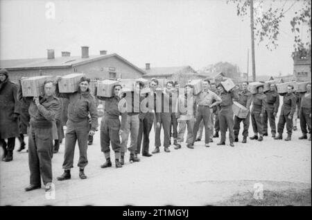 DIE BEFREIUNG VON STALAG 7A, MOOSBURG, DEUTSCHLAND - der Friseur ist ...