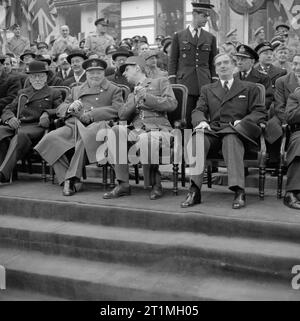 Churchill an Armistice Day Parade in Paris General de Gaulle im Gespräch mit Winston Churchill an der ehrenkompanie. Herr Eden ist auf de Gaulles links. Stockfoto