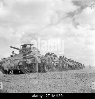 Die Besatzungen an Bord Sherman Panzer der Queen's Buchten (2 Dragoon Guards), 1. gepanzerte Division bei El Alamein, 24. Oktober 1942. Die Besatzungen an Bord Sherman Panzer der Queen's Buchten (2 Dragoon Guards), 1. gepanzerte Division bei El Alamein, 24. Oktober 1942. Stockfoto