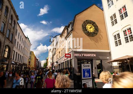 Die Osloer Astrologiske ur, eine Uhr mit astrologischen Symbolen am Karl Johan-Tor; Oslo, Norwegen. Stockfoto