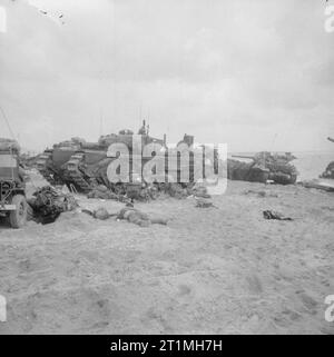 D-Day - britische Truppen während der Invasion in der Normandie am 6. Juni 1944 Mediziner an im Lee eines Churchill AVRE vom 5 Assault Regiment, Royal Engineers, auf Queen Beach verletzt, Schwert, 6. Juni 1944. Eine M10 Wolverine 3-Zoll-selbst-gun aus 20 Panzerabwehr: Regiment angetrieben im Hintergrund gesehen werden kann. Stockfoto