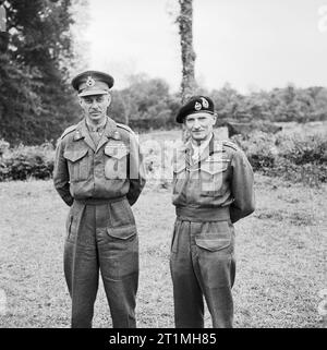 Generalleutnant Miles Dempsey, Kommandeur der 2. britischen Armee, General Sir Bernard Montgomery in Frankreich, 16. Juli 1944. Den befehlshabenden Offizieren des 21. Armee Gruppe: Lt General Meilen C Dempsey CB DSO MC, Kommandant der 2. britischen Armee, fotografiert mit General Sir Bernard Montgomery in Frankreich. Stockfoto