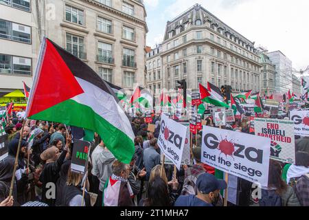 London, England, Großbritannien. 14. Oktober 2023.Tausende von Menschen marschieren durch das Zentrum Londons und rufen nach einem freien Palästina ( (Bild: © Horst Friedrichs ) Credit: horst friedrichs/Alamy Live News Stockfoto