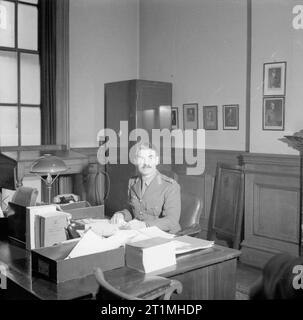 Major General eine E Nye Generalmajor Archibald Edward Nye, der Vice-Chief der Kaiserlichen Generalstab, an seinem Schreibtisch im Büro. Stockfoto