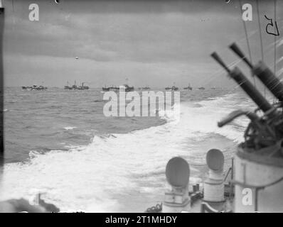 Die Operation "Neptun", Juni 1944 Teil einer Invasion Konvoi, einschließlich Landing Craft, Versorgungsschiffen und Kriegsschiffe eskortieren, Blätter Spithead für Frankreich. Stockfoto