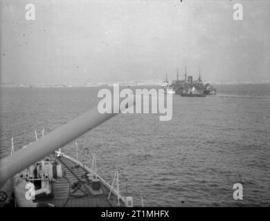 Operation Pedestal, August 1942 15. August: Die Ankunft der Ohio am Malta: Die beschädigte Tanker OHIO, mit zerstörern Neben, langsam durch das Minenfeld außerhalb Grand Harbour in Valletta. Das Schiff erreicht Malta sicher nach torpediert wird und aus der Luft angegriffen. Stockfoto