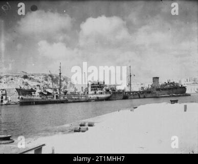 Operation Pedestal, August 1942 15. August: Die Ankunft der Ohio auf Malta: Der Tanker OHIO entladen Öl in den Öler BOXALL und PLUMLEAF. Die Ohio war vermutlich die wichtigste Schiff im Konvoi mit ihrer Ladung von 11.000 Tonnen Öl, die bitter notwendig war das Flugzeug von Malta fliegen zu erhalten. OHIO hatte torpdoed am 12 August gewesen und hatte daraufhin am 13. August von Bomben beschädigt worden und wurde gezwungen, aus dem Konvoi zu fallen. Sie wurde in Malta durch eine hervorragende Leistung der Seemannschaft mit ihrer eigenen Besatzung und die Zerstörer HMS PENN und LEDBURY gebracht. Stockfoto