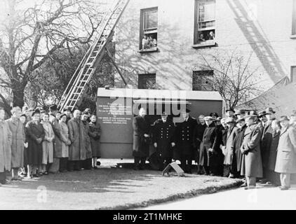 Präsentation einer Küche Auto zu Royal Naval Armament Depot Priddy ist schwer, ein Geschenk von Kingston, Ontario. Ein Anhänger Küche Auto ist das Geschenk des Ordens der Eastern Star, Bezirk Nr. 13, Kingston, Ontario, auf die Royal Naval Armament Depot, Priddy ist schwer in Gosport. Dieses Bild, auf dem Rasen vor der Offizier Viertel zeigt (stehend von links nach rechts) Oberst Unwin Simson, Konteradmiral Sir Arthur Bromley und Admiral Sir Chas wenig Vor dem Trailer entnommen. Andere Mitglieder der Belegschaft stehen herum. Stockfoto