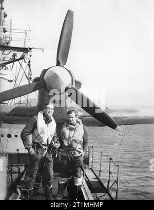 Royal Air Force - Fighter Command, 1939-1945. Flight Lieutenant D R Turley-George (links) und der Flying Officer C Fenwick (Pilot) der Handelsschiff Fighter Unit, vor ihrem Hawker Sea Hurricane an Bord der SS EMPIRE TIDE am Hvalfjord, Island. Stockfoto