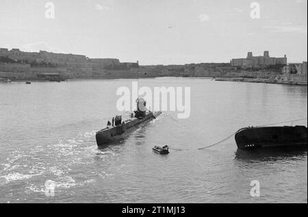 U-Boote und U-Boot Offiziere. 26. und 27. Januar, Malta Submarine Base. HMS UNA Malta verlassen auf Patrouille. Stockfoto
