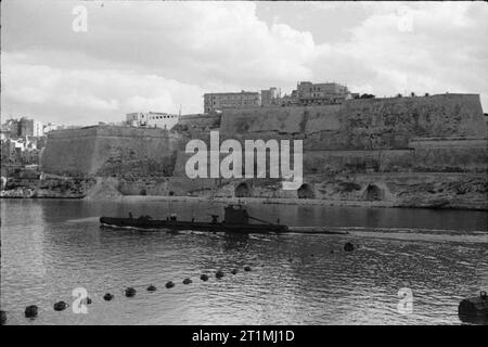 U-Boote und U-Boot Offiziere. 26. und 27. Januar, Malta Submarine Base. HMS UNA Malta verlassen auf Patrouille. Stockfoto