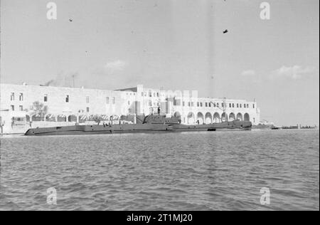 U-Boote und U-Boot Offiziere. 26. und 27. Januar, Malta Submarine Base. HM-U-BOOT TAKU lagen die Basis auf Malta. Stockfoto