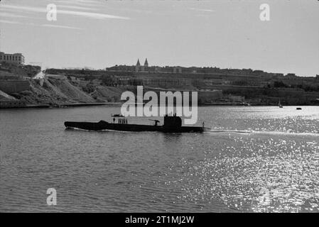 U-Boote und U-Boot Offiziere. 26. und 27. Januar, Malta Submarine Base. HMS UNISON (P43), auf dem Weg heraus auf Patrouille. Stockfoto