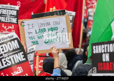 London, England, Großbritannien. 14. Oktober 2023.Tausende von Menschen marschieren durch das Zentrum Londons und rufen nach einem freien Palästina ( (Bild: © Horst Friedrichs ) Credit: horst friedrichs/Alamy Live News Stockfoto