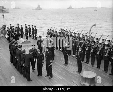 Der König zahlt 4-tägigen Besuch der Home Fleet. 19 März 1943, Scapa Flow, in der Uniform eines Admiral der Flotte, der König zu einem 4-tägigen Besuch der Home Fleet. Seine Majestät der König treffen Offiziere der HMS CUMBERLAND. Stockfoto