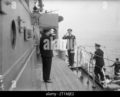 Der König zahlt 4-tägigen Besuch der Home Fleet. 18. bis 21. März 1943, Scapa Flow, in der Uniform eines Admiral der Flotte, der König zu einem 4-tägigen Besuch der Home Fleet. Seine Majestät der König kommt an Bord der HMS SCYLLA. Stockfoto