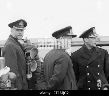 Der König zahlt 4-tägigen Besuch der Home Fleet. 20 März 1943, Scapa Flow, in der Uniform eines Admiral der Flotte, der König zu einem 4-tägigen Besuch der Home Fleet. Seine Majestät der König auf der Brücke von HMS ANSTURM. Stockfoto