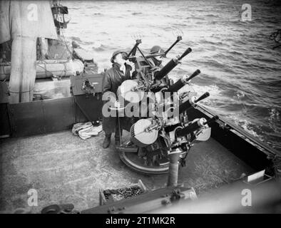 Die Royal Navy während des Zweiten Weltkriegs Besatzungsmitglieder an Bord des Zerstörers HMS EITELKEIT Manning die 0,5 Zoll Vickers wassergekühlte Maschine Gewehr im Vierbettzimmer Mark III Montage. Stockfoto